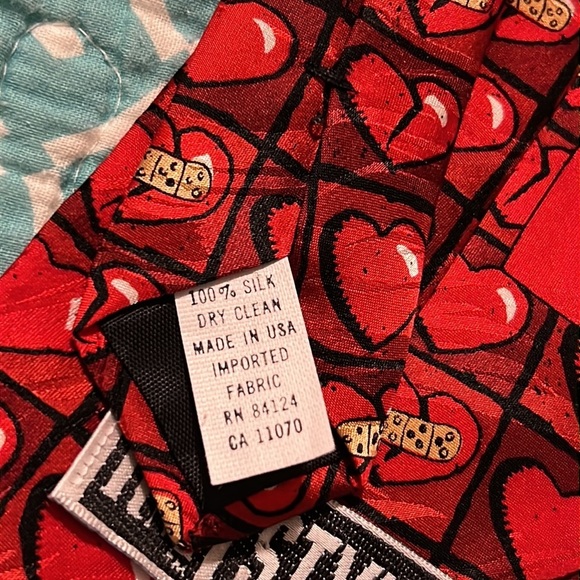 Vintage 1996 RM Style mens silk tie broken hearts with bandaids red black tan - Picture 6 of 9